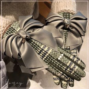 Ladies Fashionable Gloves